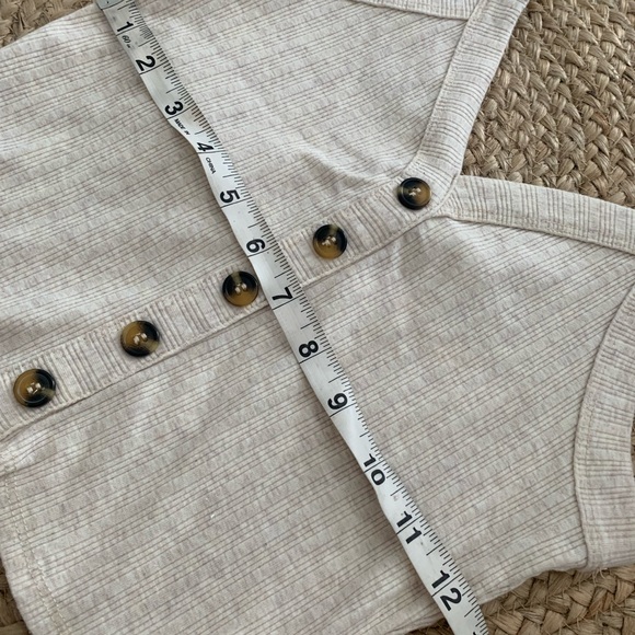 Women's | beige| cropped tank | medium - Picture 3 of 3